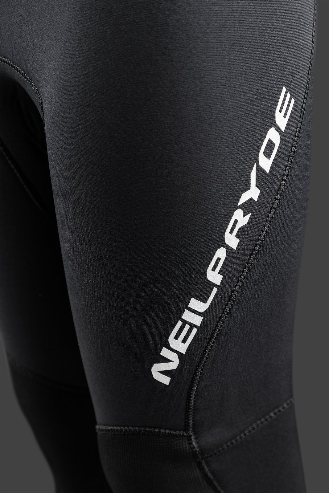 NeilPryde Rental Youth 5/4 neoprén ruha részlet fehér logóval