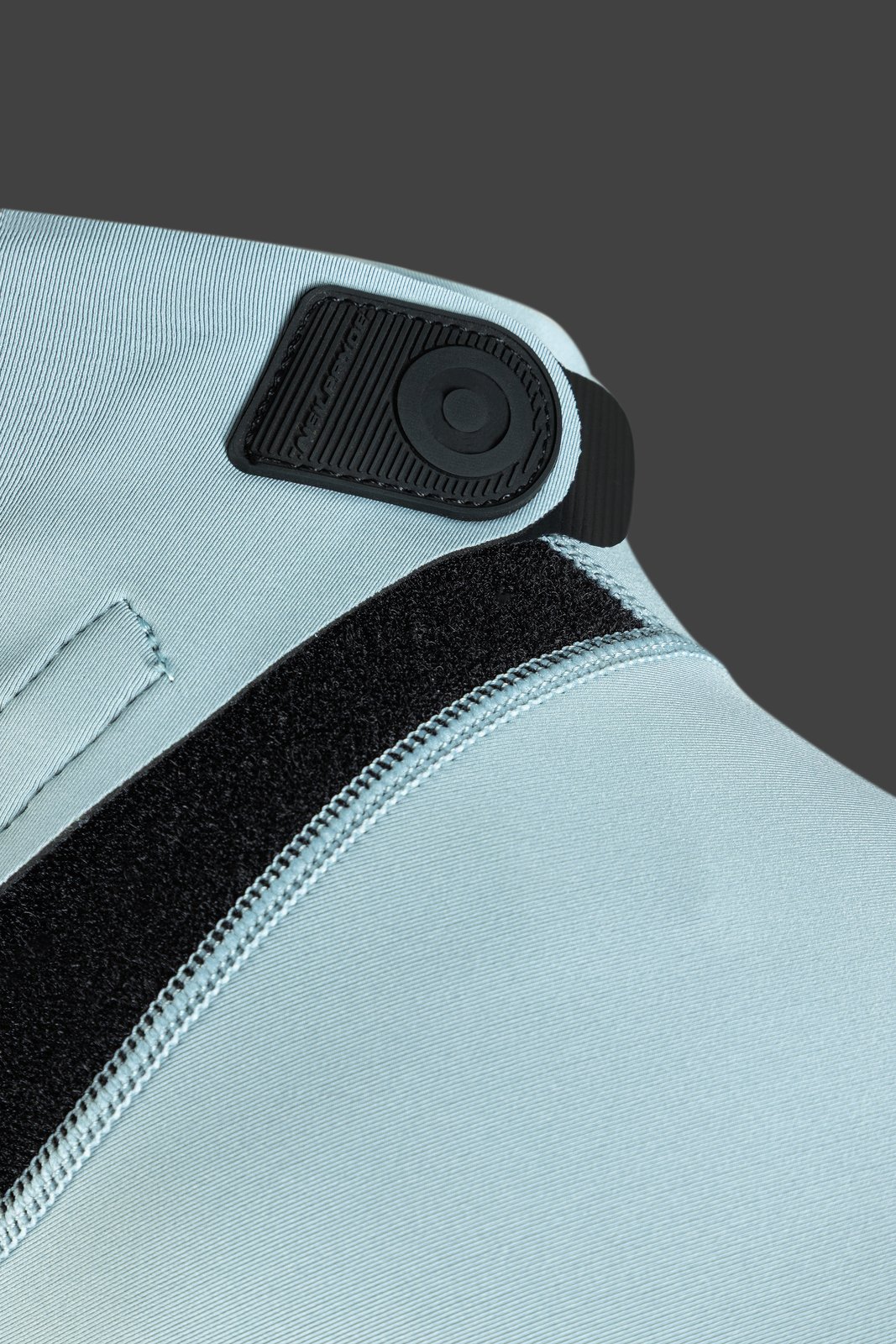 NeilPryde Rise 2/2 Shorty 2026 neoprén ruha hátsó cipzáras nyakrögzítő részlete