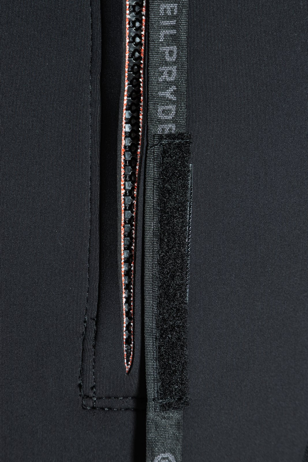 NeilPryde Rise 2/2 Shorty 2026 neoprén ruha hátul húzódó cipzáras záródása és tépőzáras rögzítése