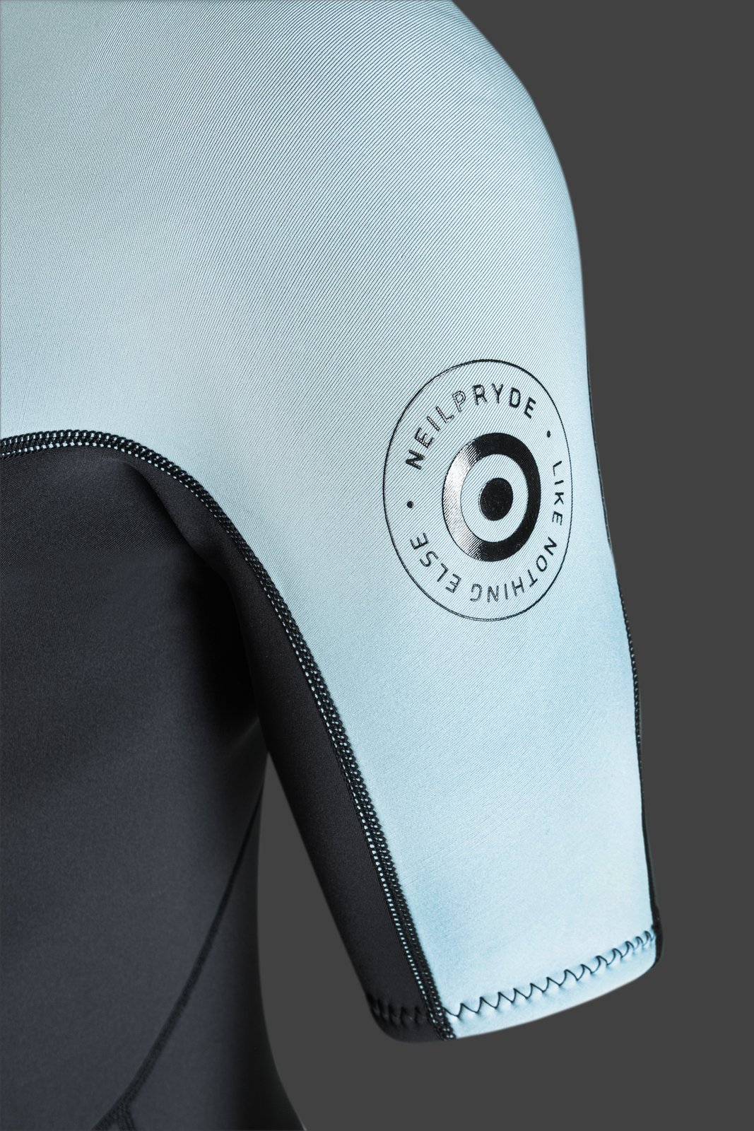 NeilPryde Rise 2/2 rövid ujjú nyári neoprén ruha részlete a vállon elhelyezett márkajelzéssel