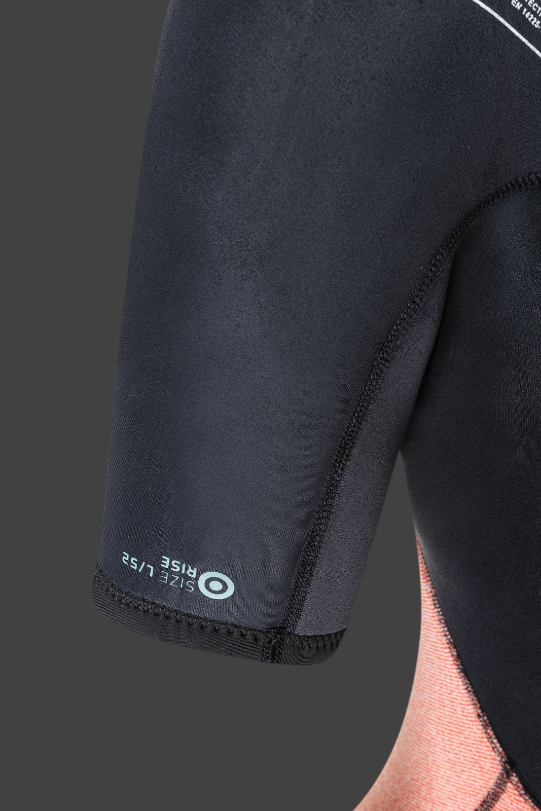 NeilPryde Rise 3/2 Overknee 2026 rövid ujjú neoprén ruha részlete, rugalmas Yamamoto neoprén anyaggal wing és windsurfinghez