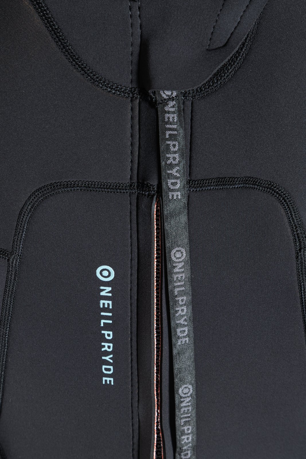 NeilPryde Rise 3/2 Steamer 2026 szörfruha hátsó cipzáras részlete