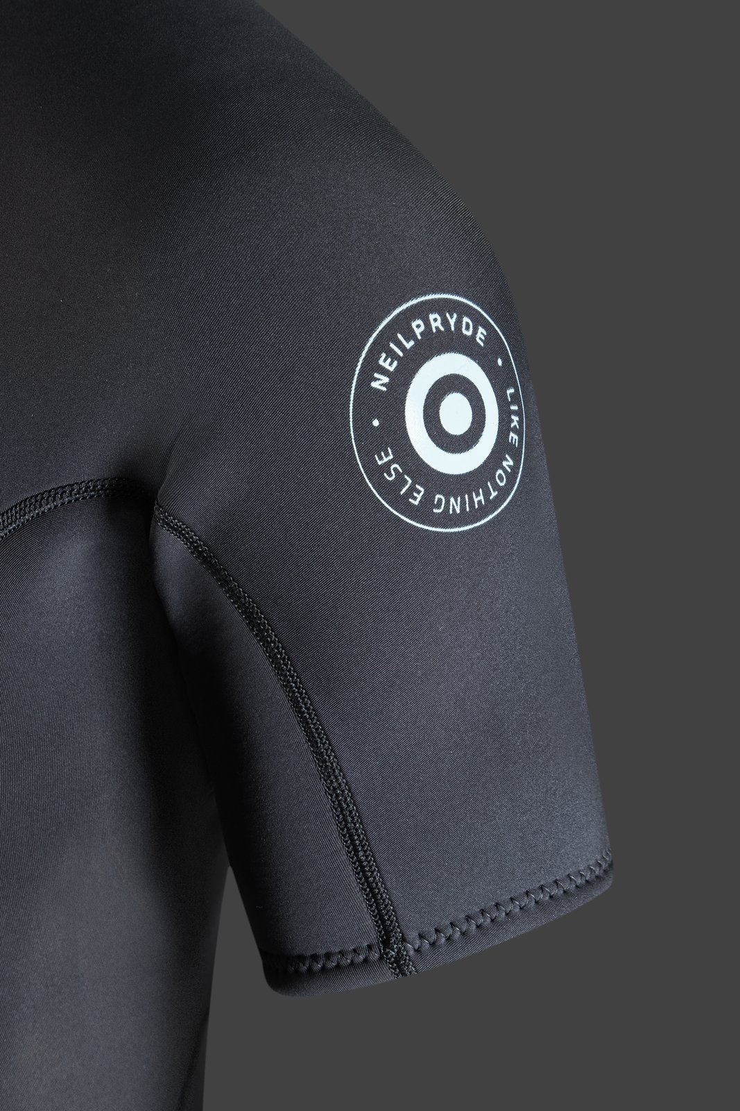 NeilPryde Rise 3/2 Steamer rövid ujjú szörfruha részlete Yamamoto #39 neoprén anyaggal és márkajelzéssel