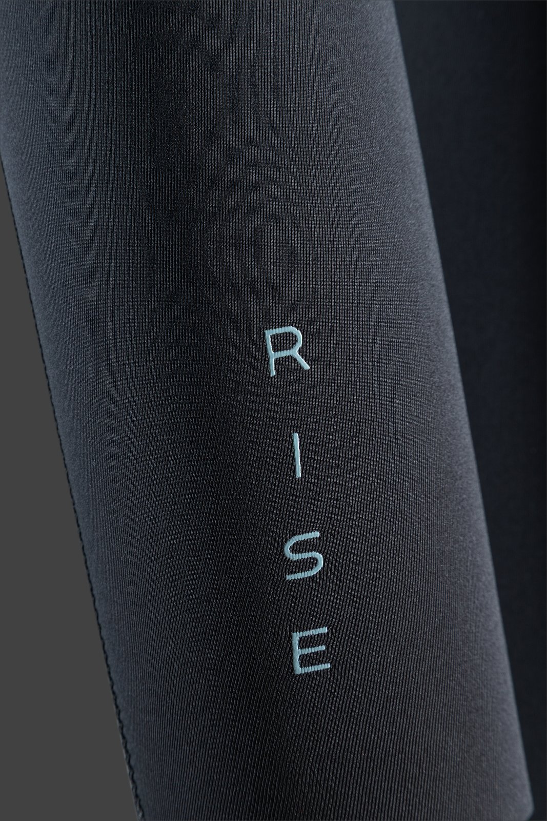 NeilPryde Rise 4/3 GBS Back Zip szörfruha részlete márkajelzéssel