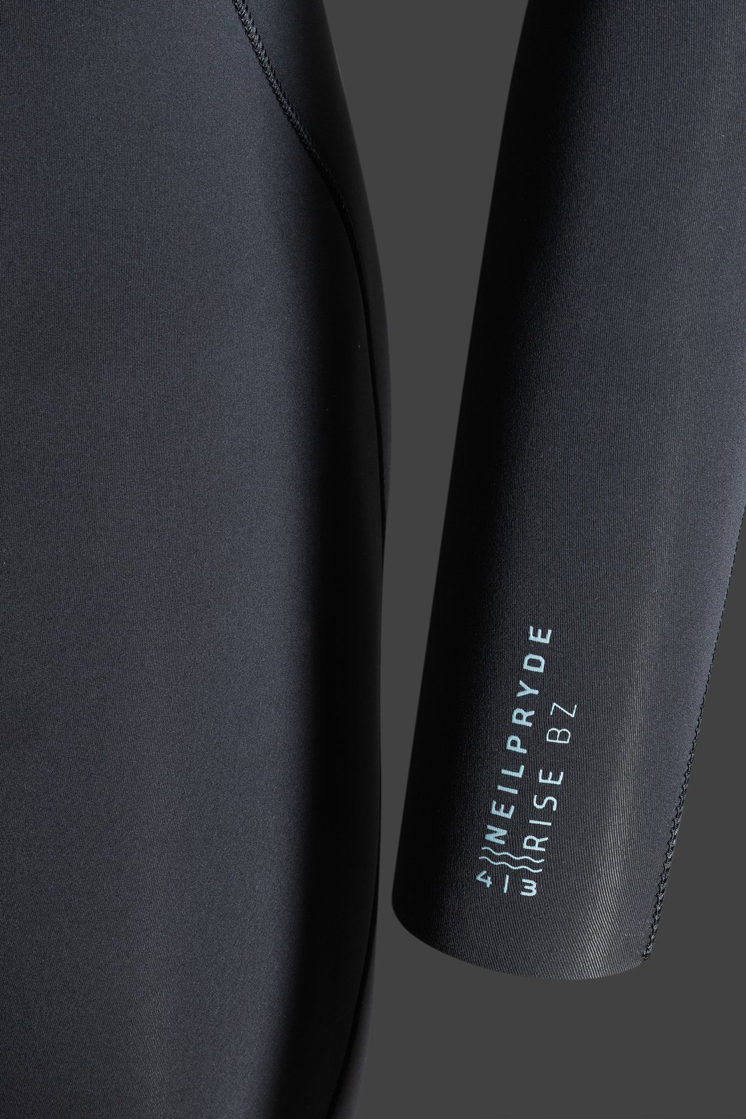 NeilPryde Rise 4/3 GBS BZ 2026 neoprén ruha részlet a karon lévő márkajelzéssel