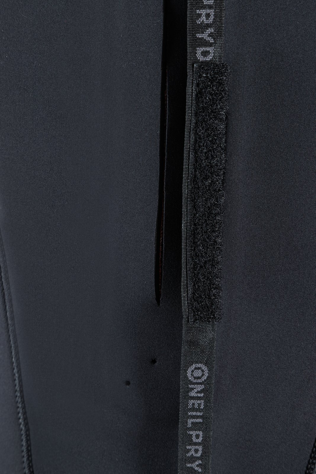 NeilPryde Rise 5/4 GBS BZ 2026 szörfruha E3 Entry hátsó cipzáras rendszerének részlete