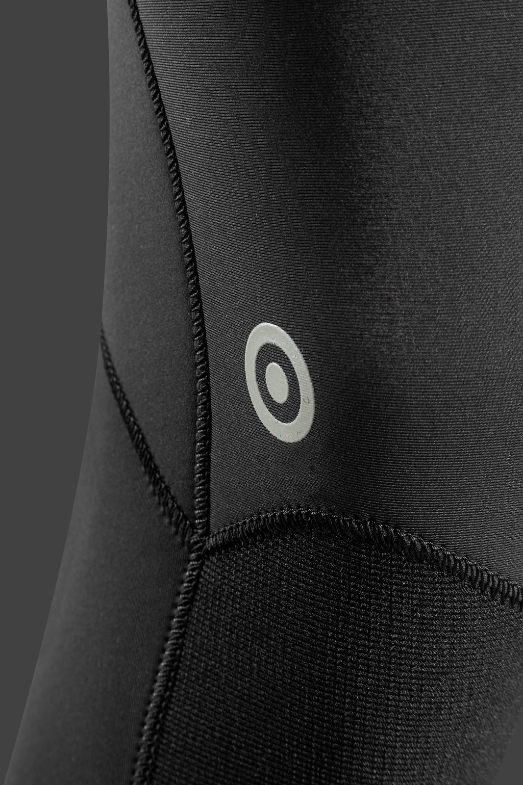 NeilPryde Rise 5/4 Hooded GBS FZ 2026 neoprén ruha részlet a minőségi varrásokkal és logóval