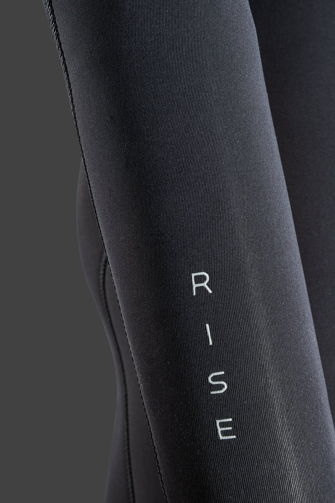 NeilPryde Rise 5/4 Hooded GBS FZ 2026 neoprén ruha részlet a felirattal