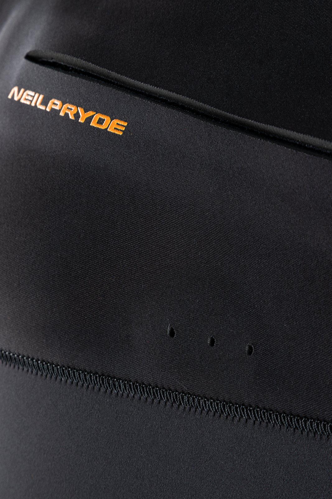 NeilPryde Rise 5/4 Hooded GBS FZ 2026 neoprén ruha feliratos részlete