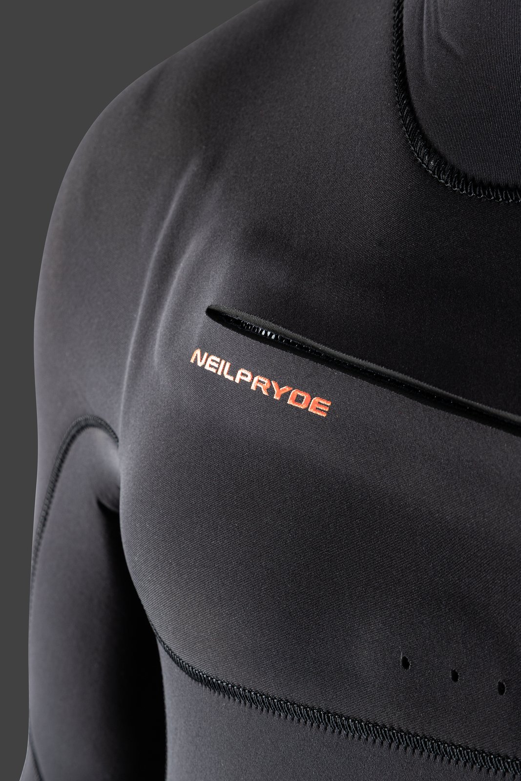 NeilPryde Rise 5/4 Hooded GBS FZ 2026 neoprén ruha mellkasi cipzáras részlete és márkajelzése