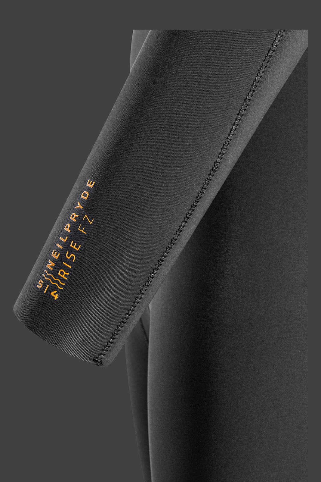 NeilPryde Rise 5/4 Hooded GBS FZ 2026 neoprén ruha részlete a karon látható márkajelzéssel és varrással