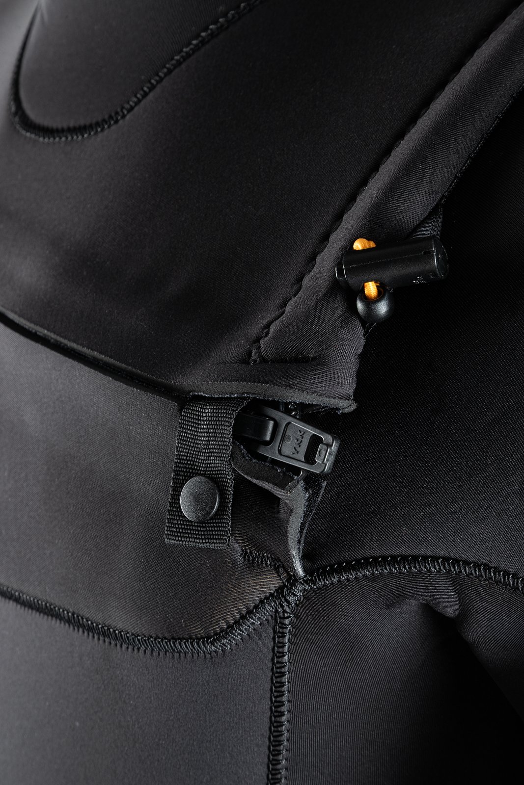 NeilPryde Rise 5/4 Hooded GBS FZ 2026 szörfruha részletfotó a mellkasi cipzárral és csuklyás kialakítással