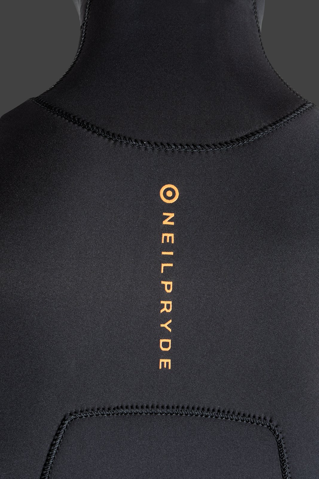 NeilPryde Rise 5/4 Hooded GBS FZ 2026 neoprén ruha hátulról, narancssárga márkafelirattal