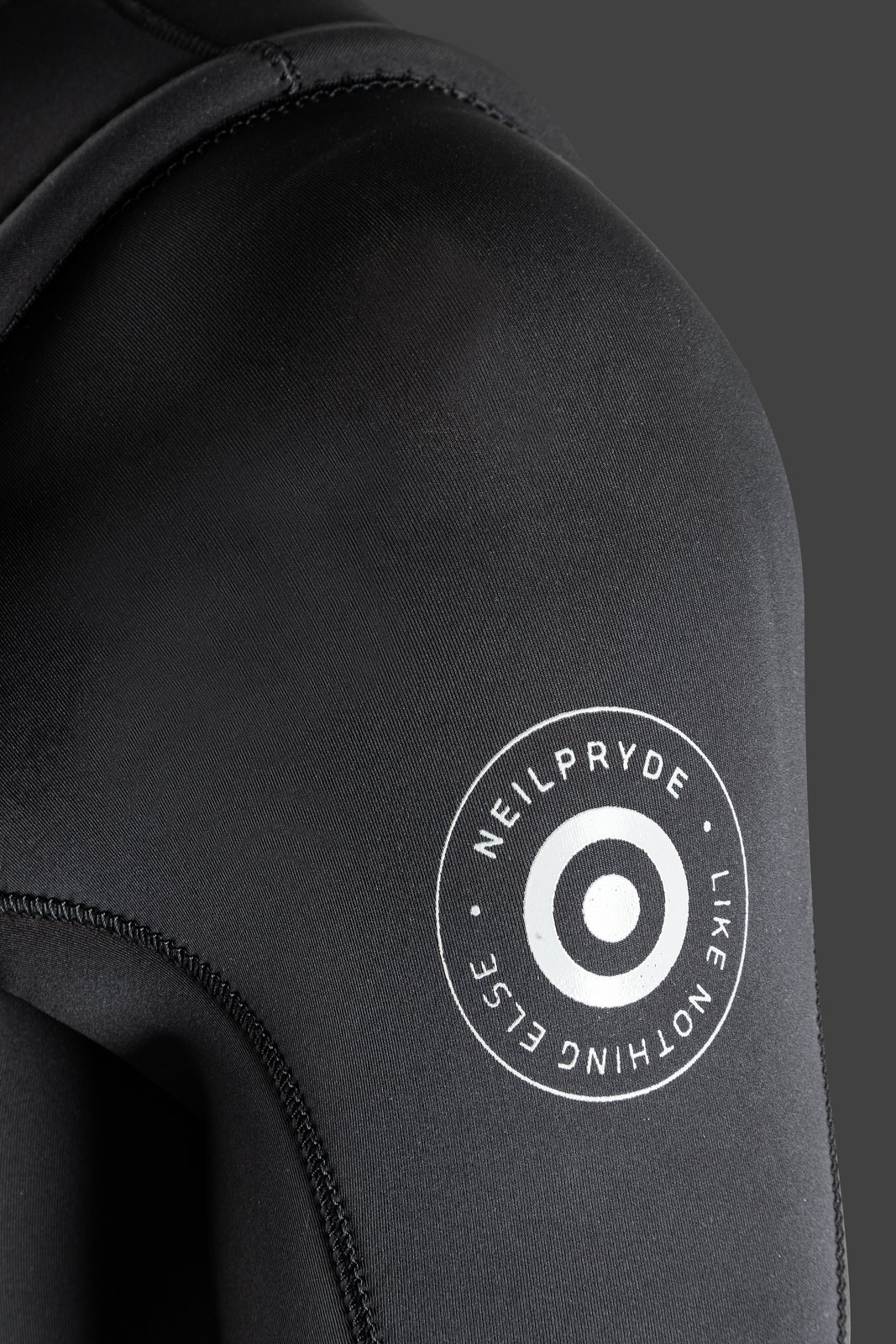 NeilPryde Rise 5/4 Hooded GBS FZ 2026 neoprén ruha részlete a váll részen látható logóval