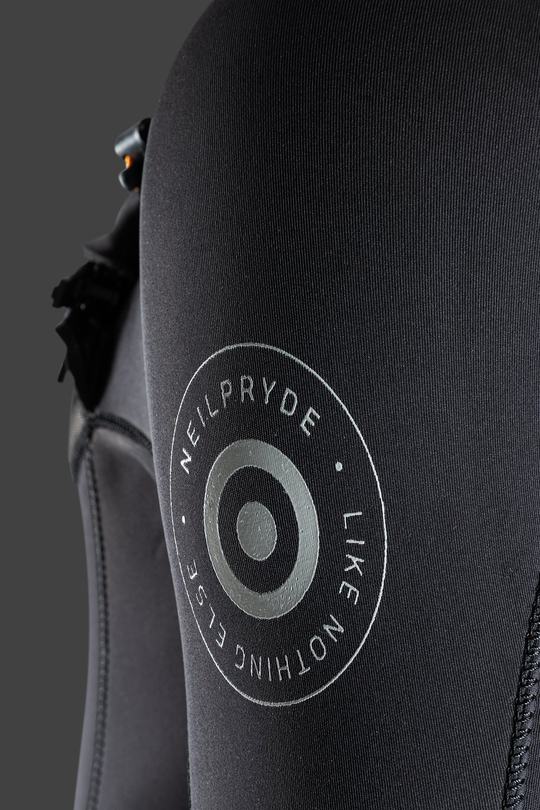 NeilPryde Rise 5/4 Hooded GBS FZ 2026 neoprén ruha részlete a márkajelzéssel