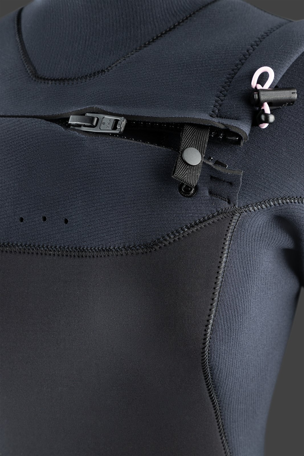 Serene 4/3 FZ női neoprén ruha részlete a mellkasi cipzáras Quick Zip rendszerrel