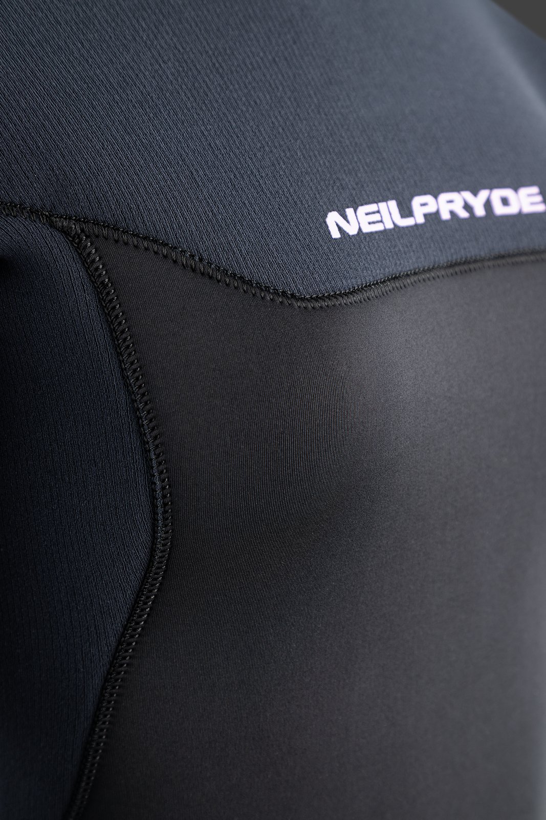 NeilPryde Serene 5/4-es női neoprén ruha hátul cipzáras kivitelben, látható varrásrészletekkel