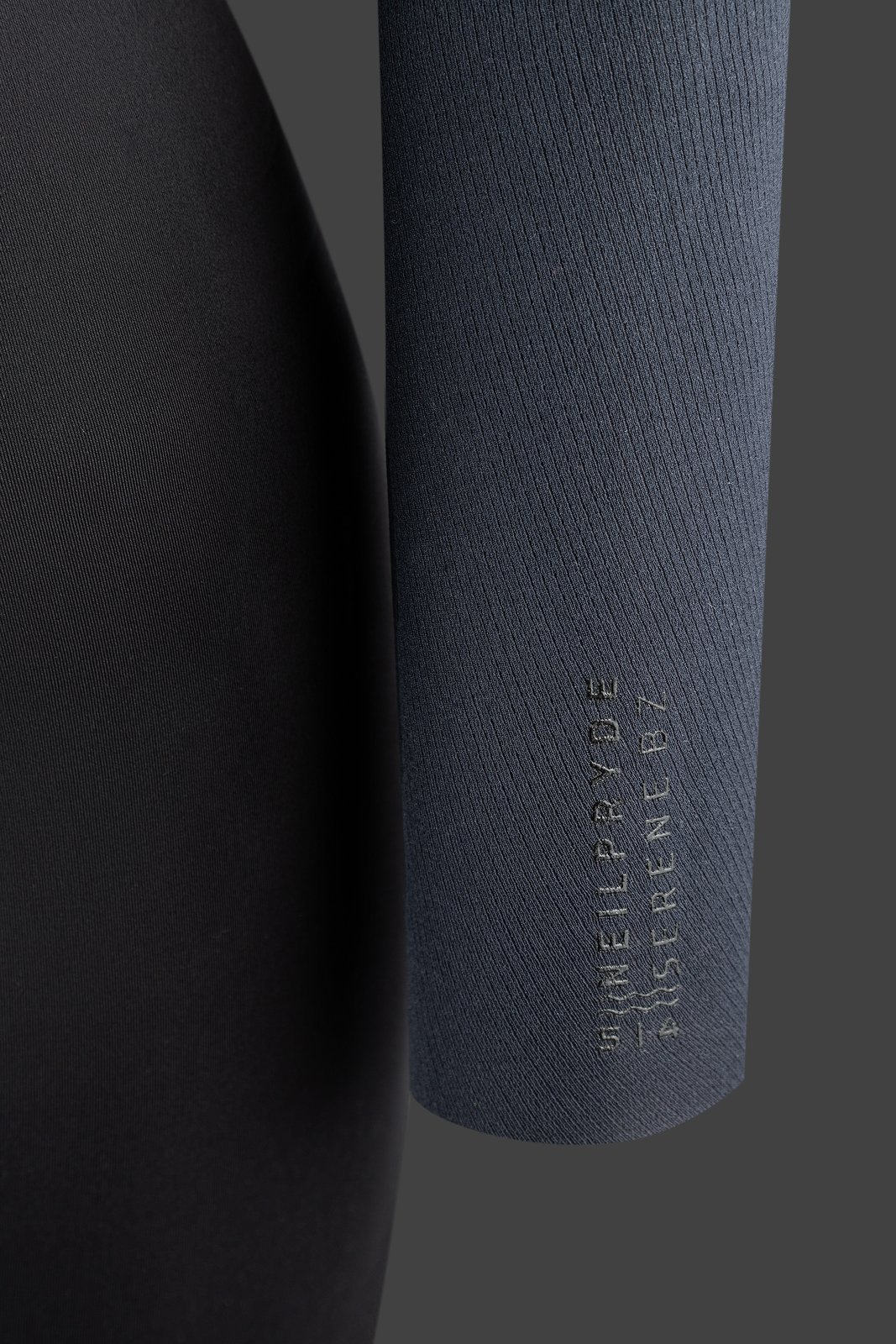 NeilPryde Serene 5/4 GBS női szörfruha hátzipzáros kivitelben, részletfotó a karon lévő felirattal