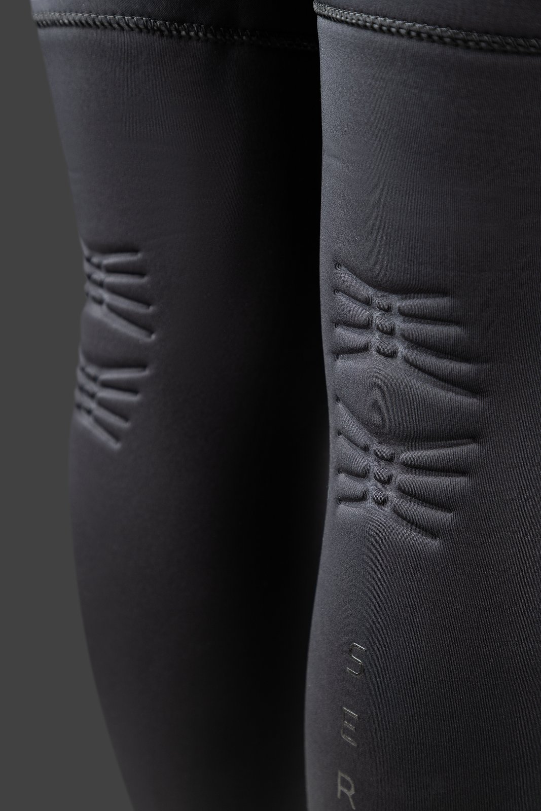 Serene Fullsuit GBS 5/4 női neoprén ruha térdvédő részlete és márkajelzése