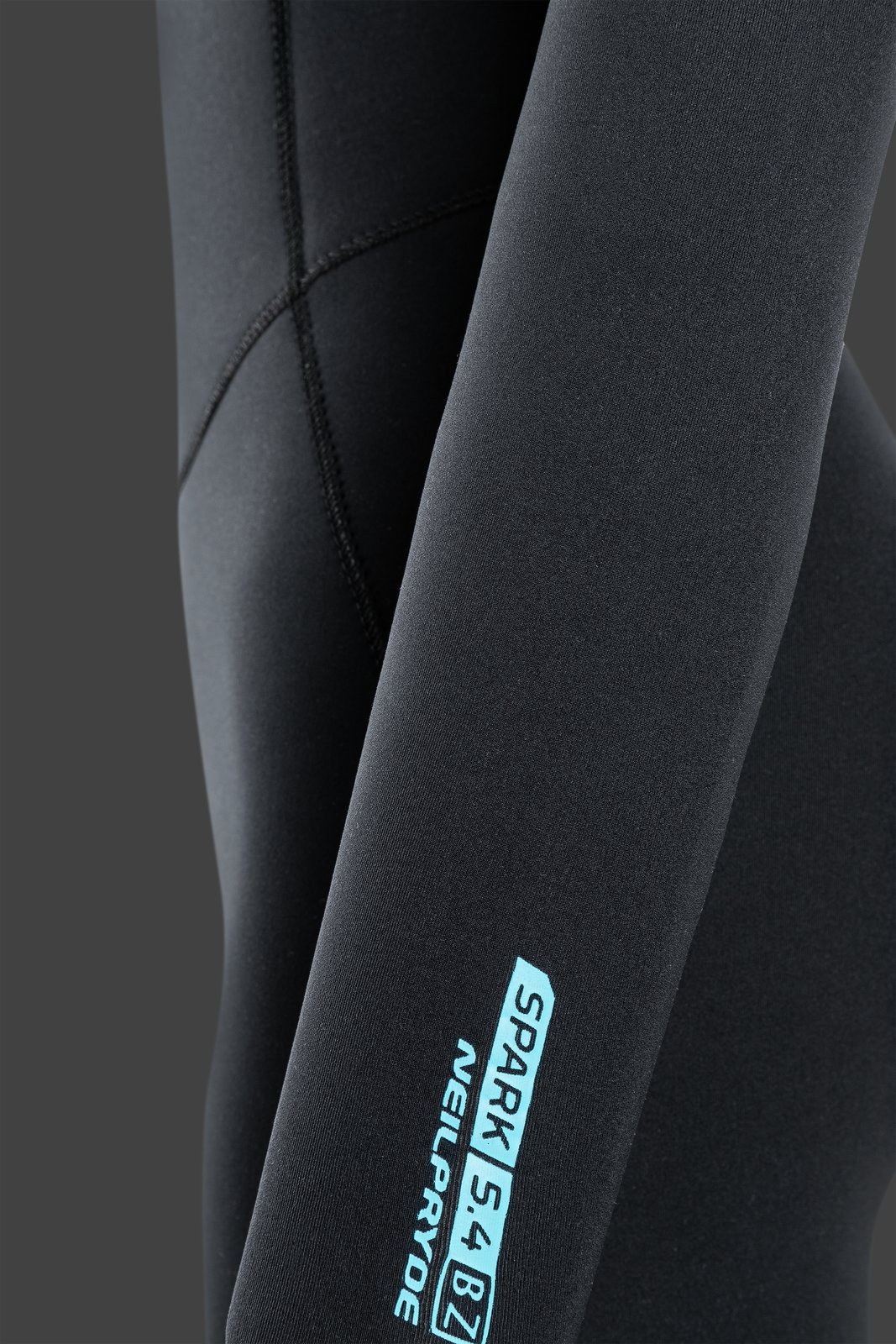 NeilPryde Spark 5/4 BZ 2025 női neoprén szörfruha kar részlete és logózása