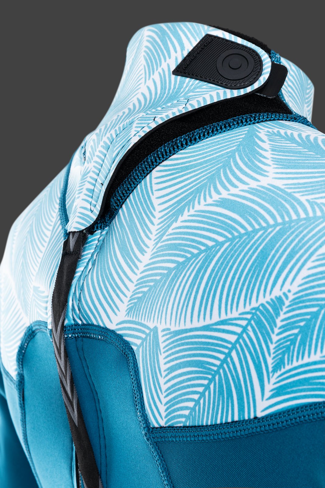 NeilPryde Spark 2/2 BZ női neoprén ruha hátulról, részlet a cipzáras kialakításról és a mintás felsőrészről