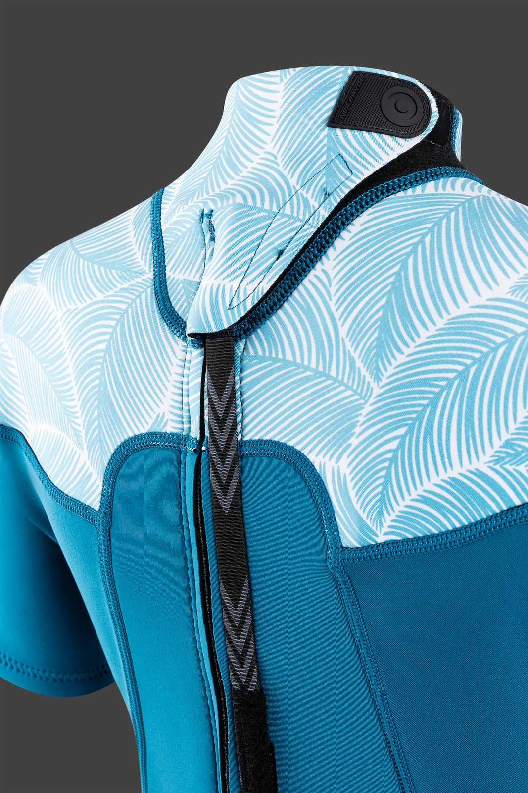 NeilPryde Spark 3/2 BZ 2025 női neoprén ruha hátul cipzáras technikai részletei világoskék pálmalevél mintával