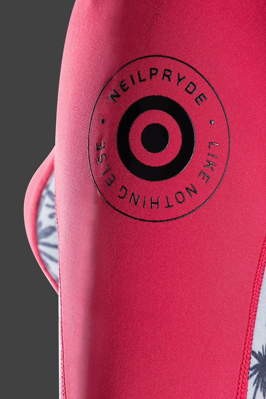 NeilPryde Vamp 2/2 bikini szabású női neoprén felső részlete márkajelzéssel