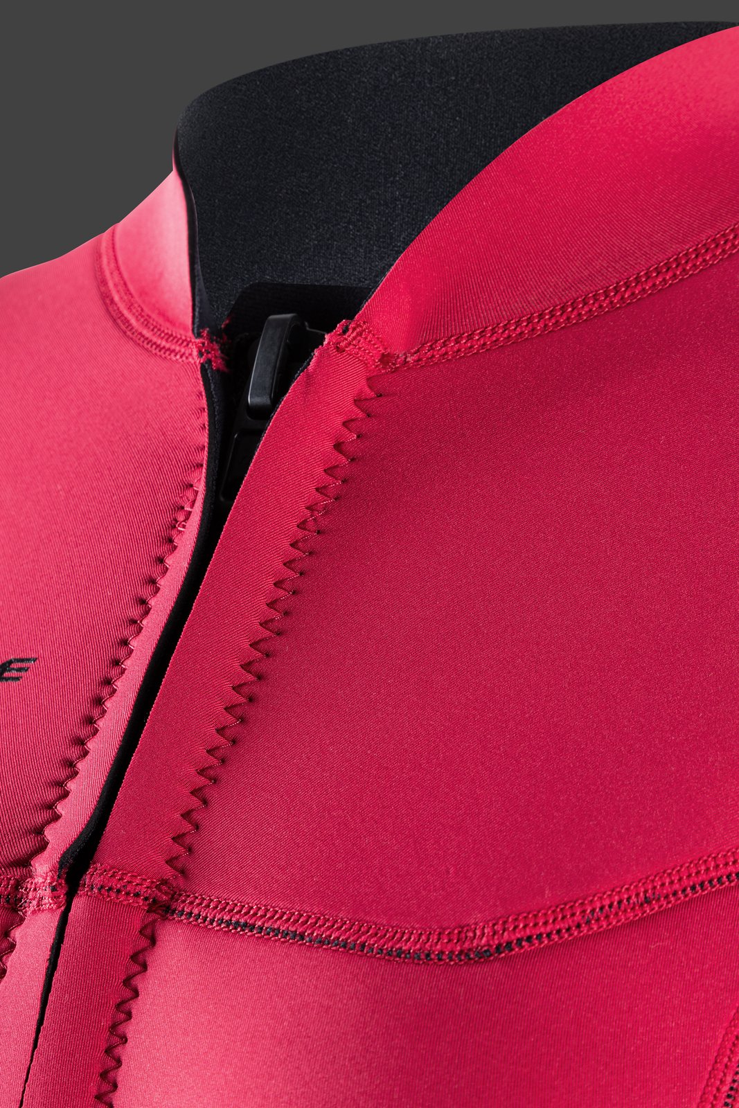 Vamp 2/2 Bikini Cut L/S FZ 2026 női neoprén ruha elülső cipzáras részlete