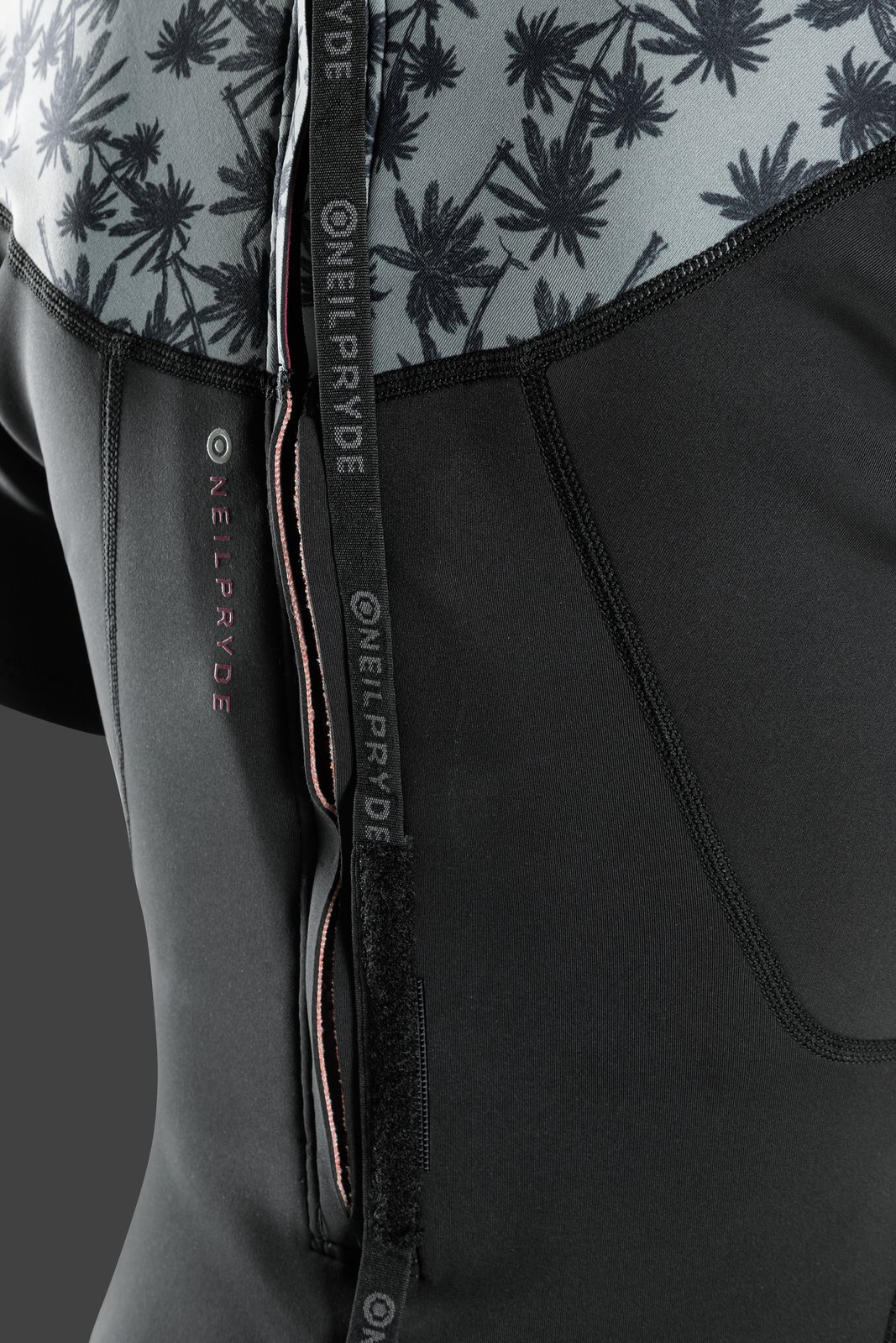 NeilPryde Vamp 2/2 rövid ujjú és rövid szárú neoprén ruha cipzáras megoldása