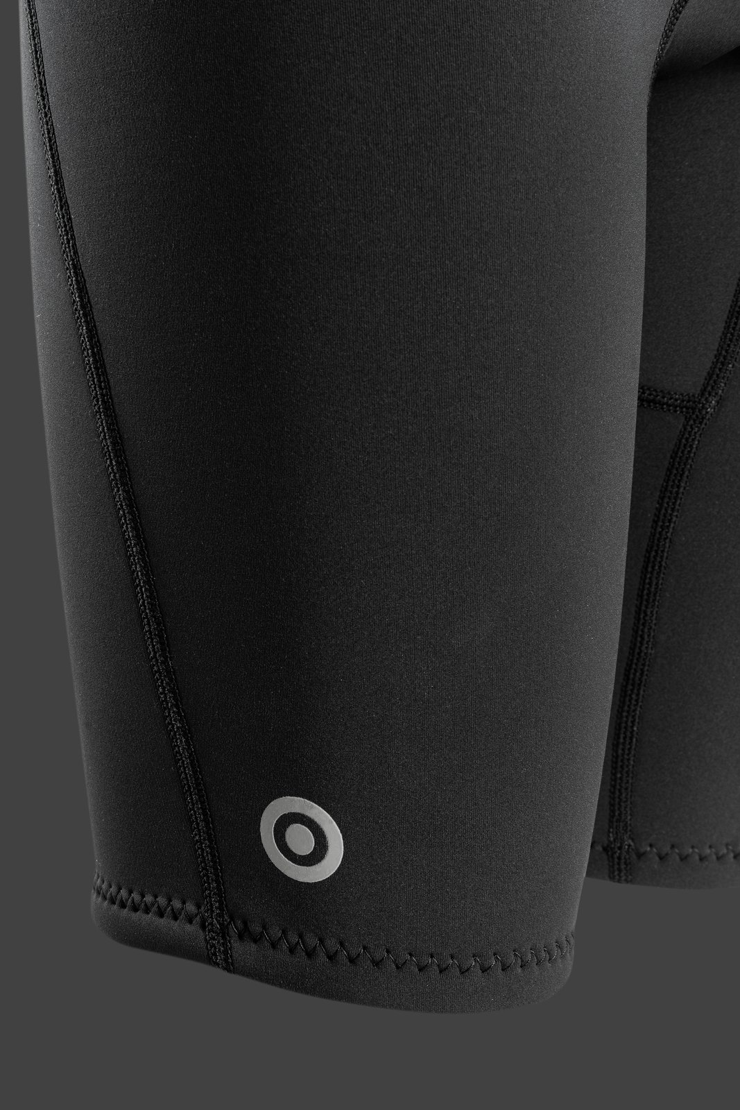 Vamp 2/2 Shorty 2026 neopren ruha részlete rugalmas varrásokkal és márka logóval