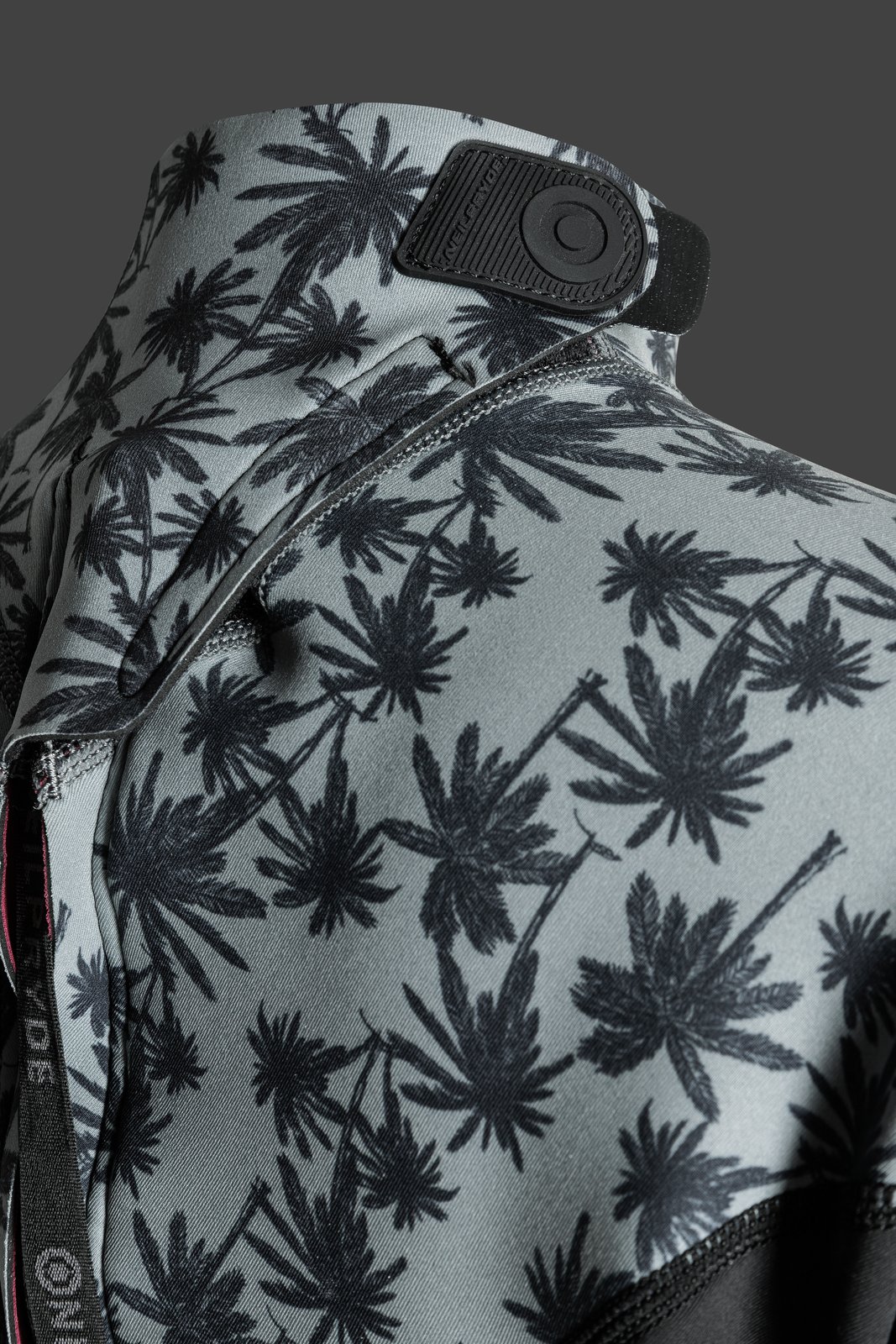 Vamp 2/2 front zip neoprén shorty részletgazdag mintázattal és Quick Zip rendszerrel