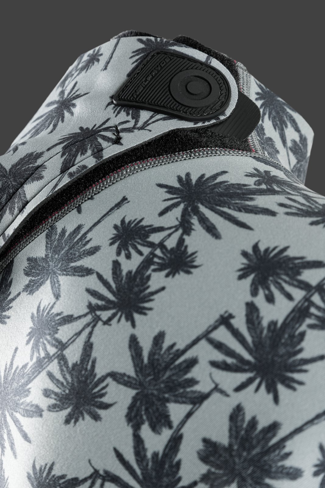 NeilPryde Vamp 3/2 Steamer 2026 szörfruha pálmafás mintázatú hátrészének részlete, látható a hátsó cipzár és a tépőzáras nyakrögzítés