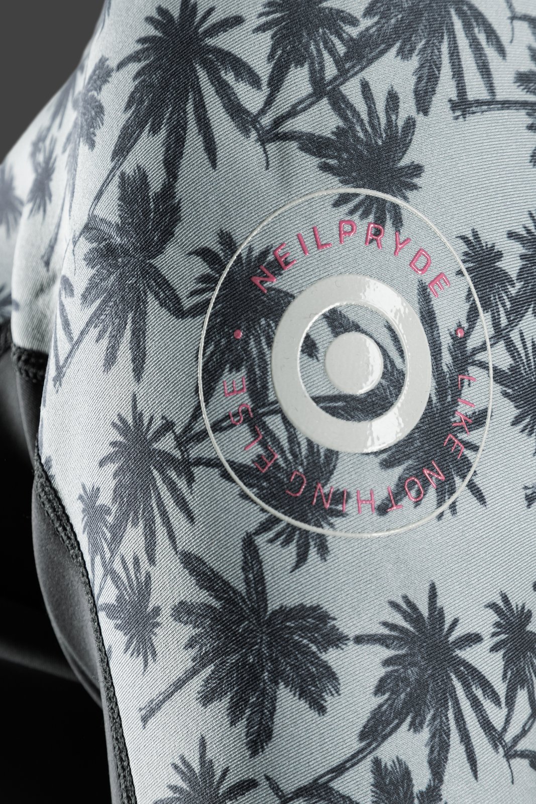 NeilPryde Vamp 3/2 Steamer neoprén ruha pálmafás mintás részlete és márkajelzése