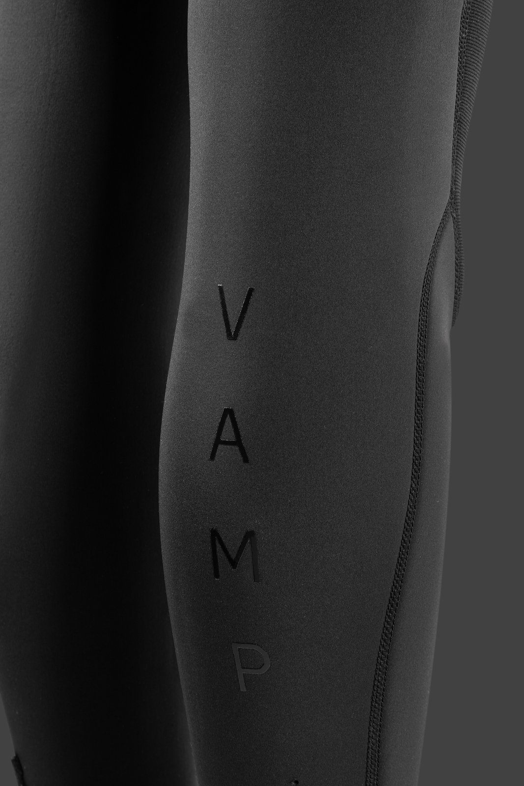 Vamp 3/2 Steamer 2026 neoprén szörfruha részlete fekete színben, Hotcell hőszigeteléssel és Yamamoto neoprén anyaggal