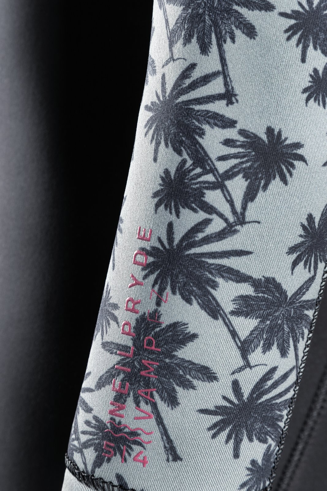 NeilPryde Vamp 5/4 2026 szörfös neoprén ruha pálmafás mintás részlete