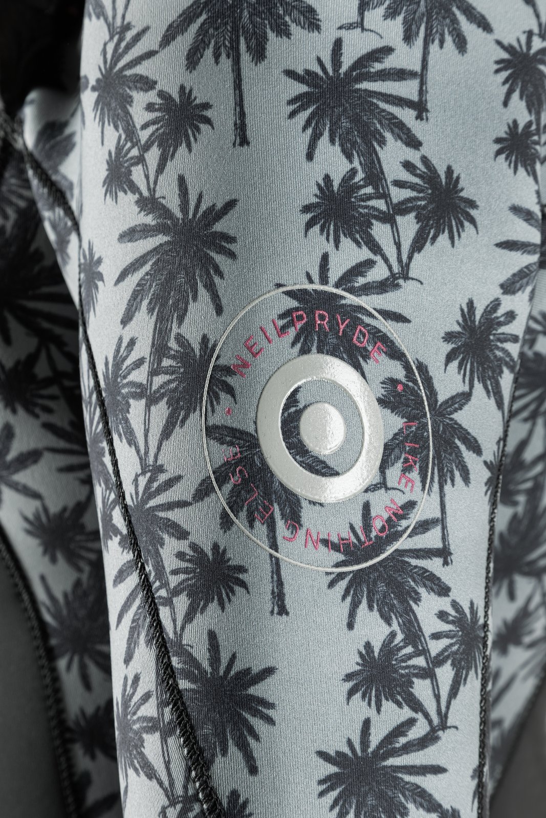 NeilPryde Vamp 5/4 Fullsuit GBS 2026 neoprén szörfruha pálmafás mintázatú részlete és logója