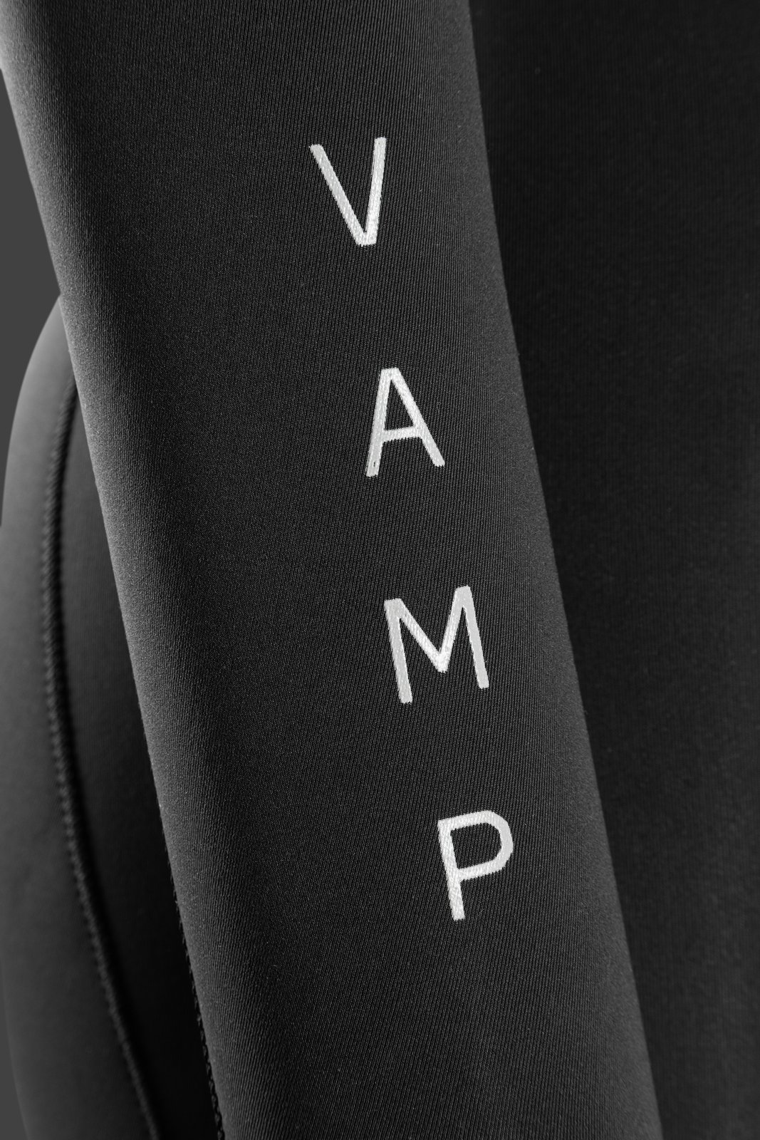 Vamp 5/4 Fullsuit GBS 2026 neopren szörfruha márkajelzéssel ellátott részlete