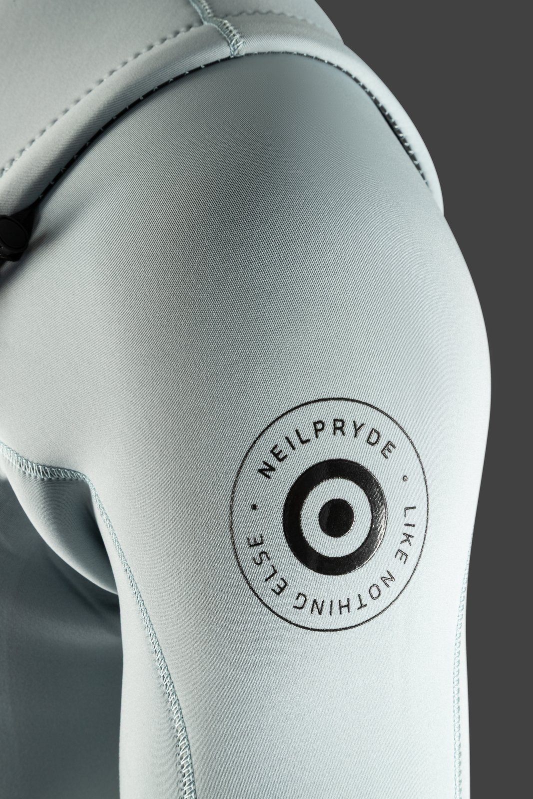 NeilPryde Wizard 2/2 Shorty 2026 neoprén ruha váll részlet márkajelzéssel