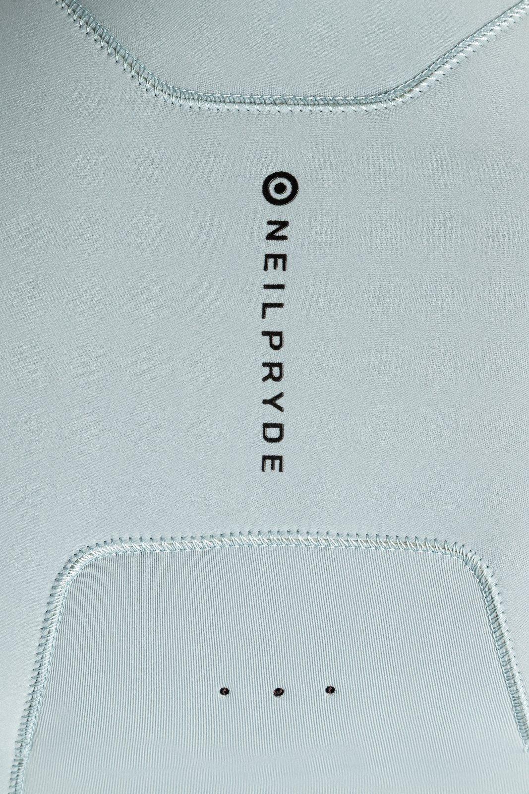 NeilPryde Wizard 2/2 Shorty technikai neoprén ruha varrás és márkajelzés részlet