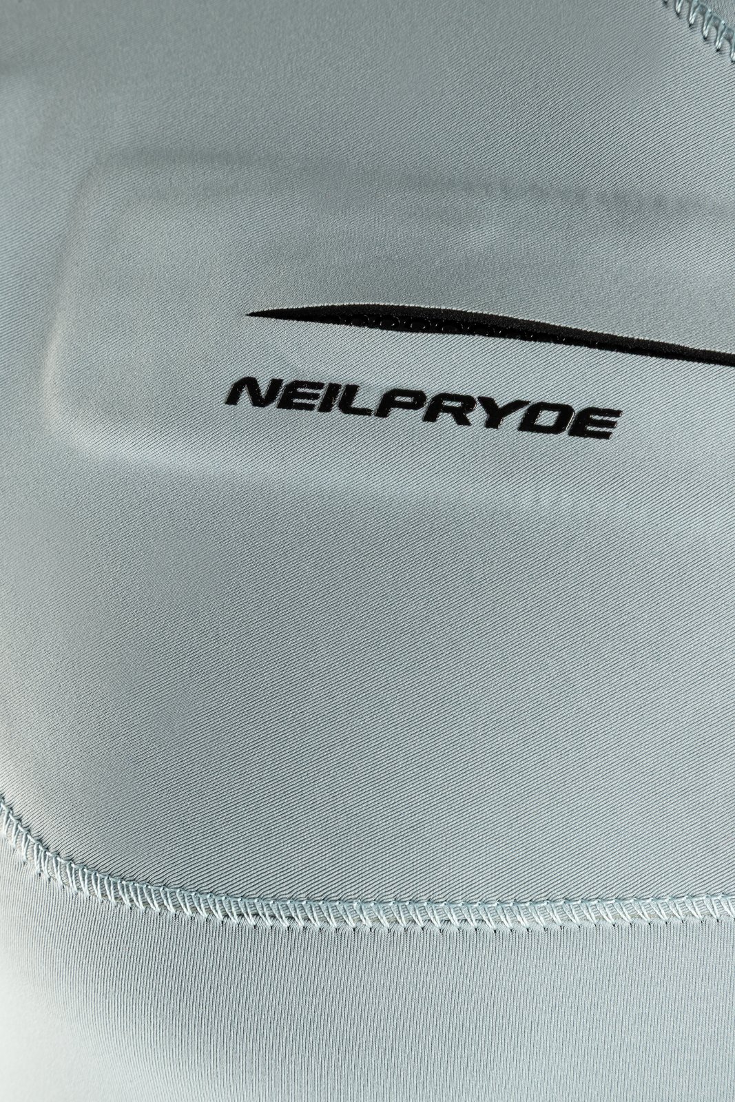 NeilPryde Wizard 2/2 Shorty neoprén ruha részlete rugalmas anyaggal és márkajelzéssel