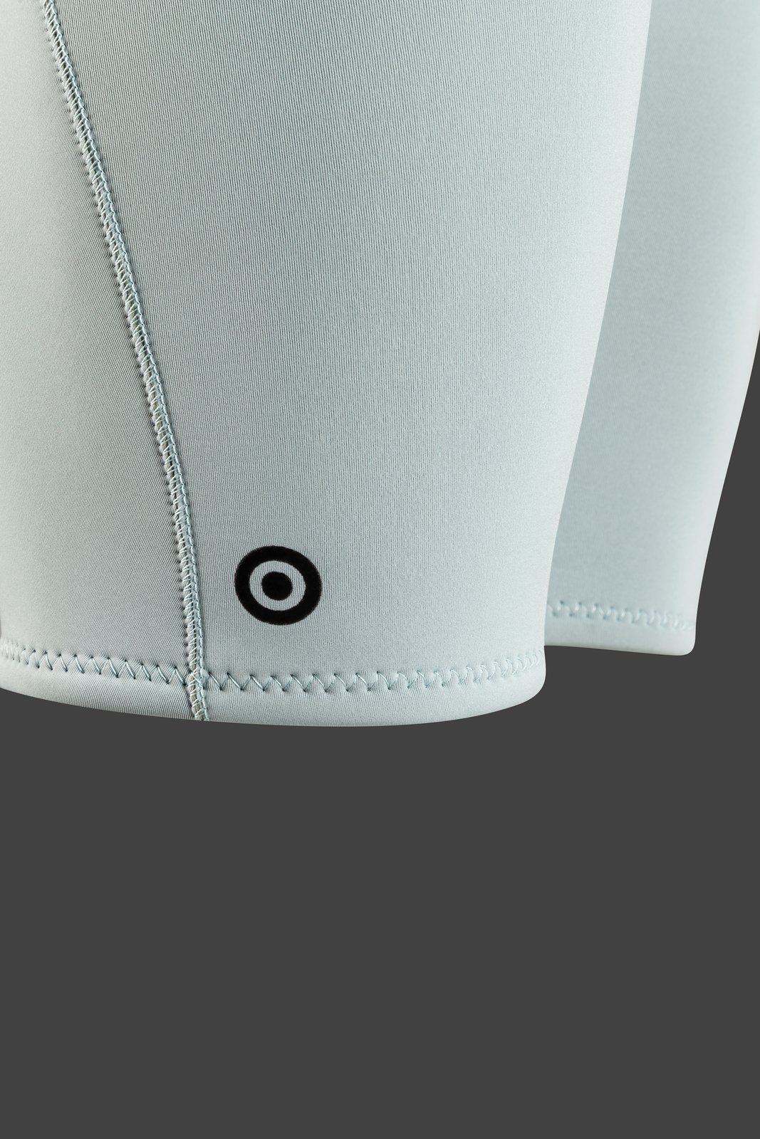 Wizard 2/2 Shorty 2026 nyári neoprén rövidnadrág részlete, Yamamoto limestone neoprén anyaggal és flatlock varrással