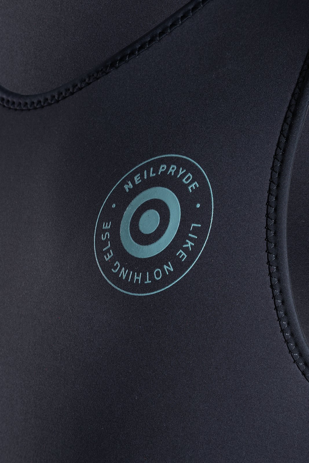 NeilPryde Wizard 2.5 Long John 2026 neoprén ruha részlet a mellkasi logóval