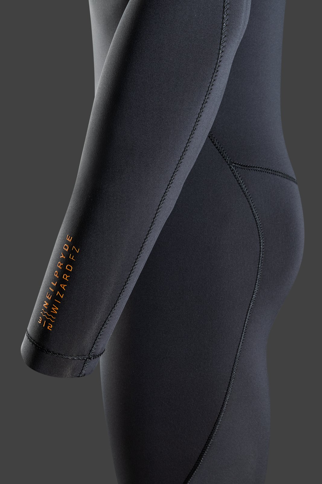 Fekete NeilPryde Wizard 3/2mm GBS mellsocipzáras neoprén ruha közelről