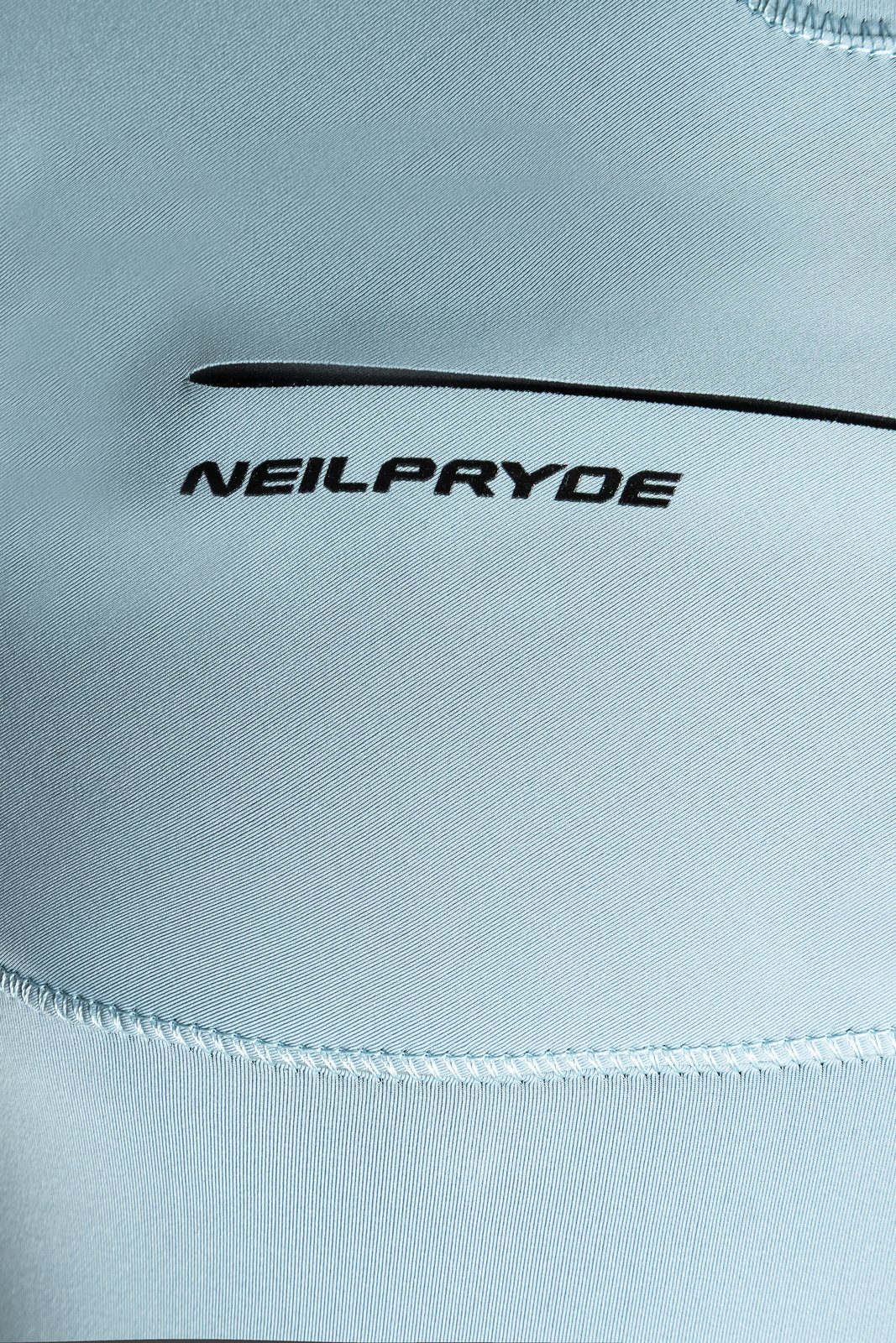 világoskék NeilPryde Wizard 3/2 Shorty L/S GBS FZ 2026 neoprén ruha részletgazdag felülete és márkajelzése