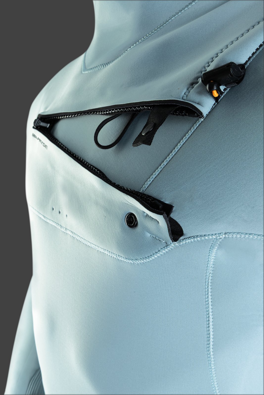 NeilPryde Wizard 3/2 Shorty L/S GBS FZ 2026 szörfruha részlete a mellkasi Quick Zip rendszerrel és a rugalmas neoprén anyaggal