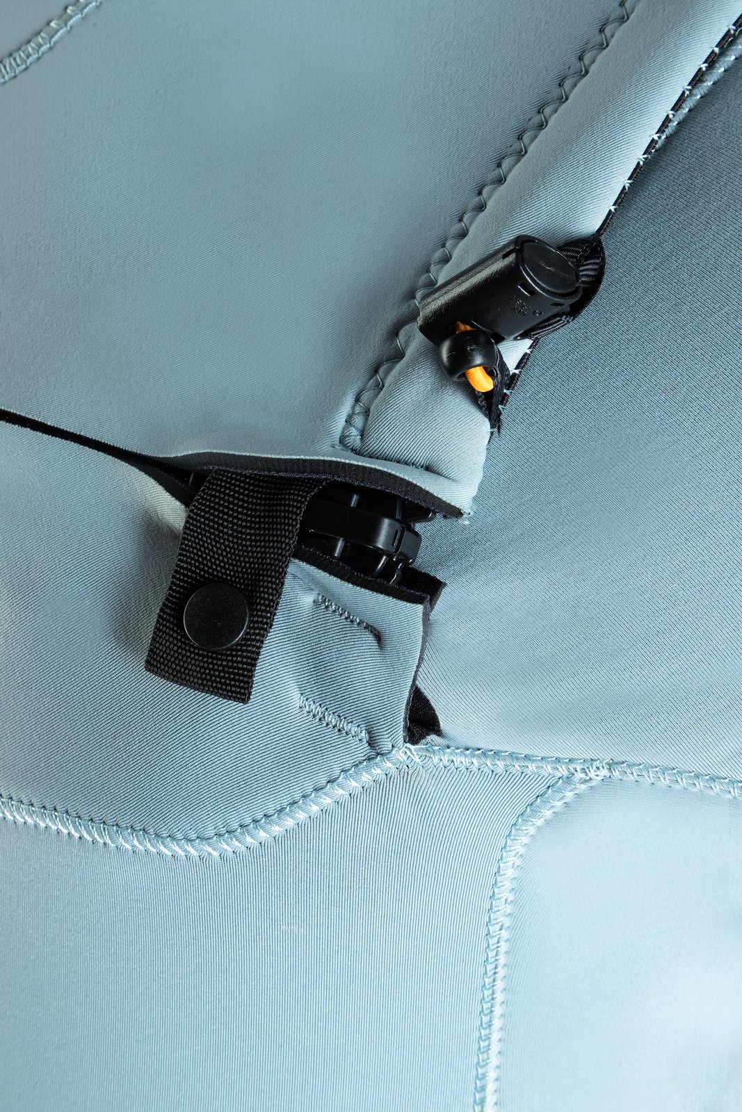 Wizard 3/2 Shorty L/S GBS FZ 2026 neoprén ruha front zip megoldása és GBS varrása közelről