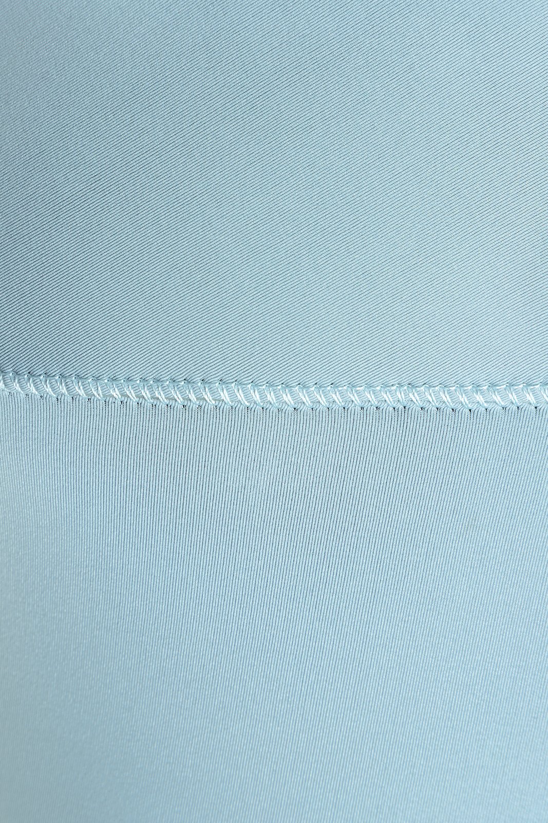 Wizard 3/2 Shorty L/S GBS FZ 2026 neoprén ruha rugalmas varrásának közeli részlete