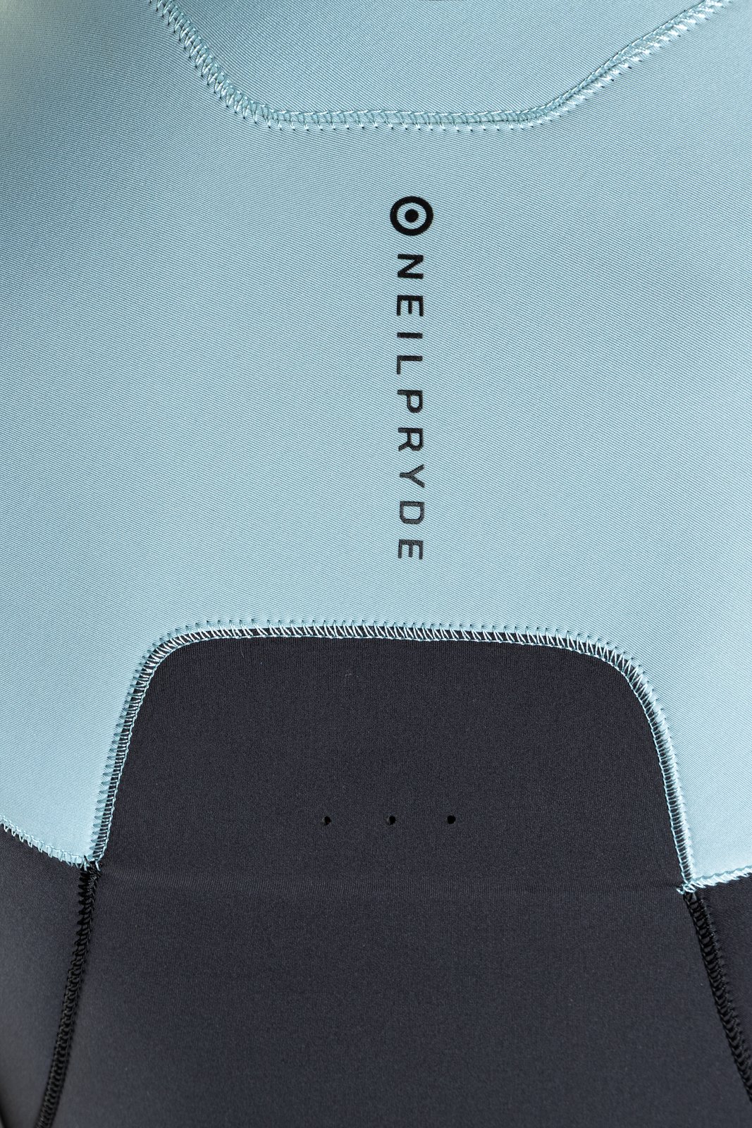 NeilPryde Wizard 4/3 GBS neoprén ruha hátulnézete, minőségi kivitelezéssel és látható logóval