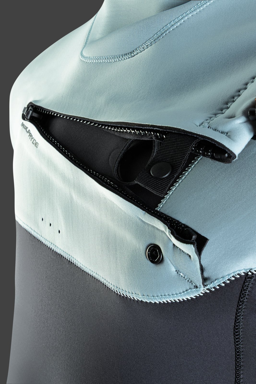 NeilPryde Wizard 4/3 GBS front zip szörfruha részletei, a könnyű felvételt segítő Quick Zip rendszerrel