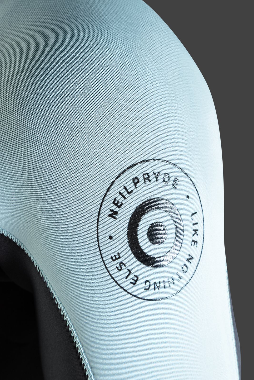 NeilPryde Wizard 4/3 GBS FZ 2026 neoprén szörfruha részlet a vállon elhelyezett márkajelzéssel